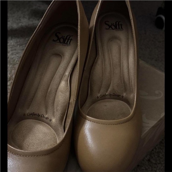 Sofft Women's Classic Beige Heels - Picture 5 of 7